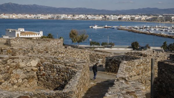 D'où vient le nom de la ville de Roses en Catalogne ?