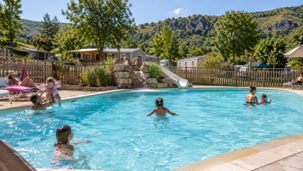 Vacances en famille : les campings avec piscine chauffée en Aveyron